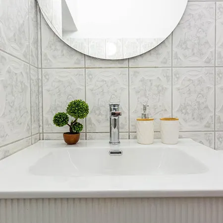 13 - Central, Access Apartment